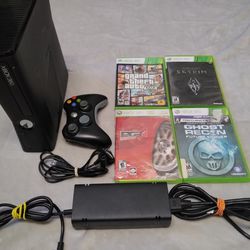 XBOX 360 S  BUNDLE WITH 4 GAMES