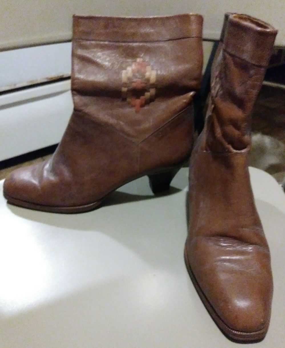 Ladies Brown Leather Boots~Size: 6 1/2