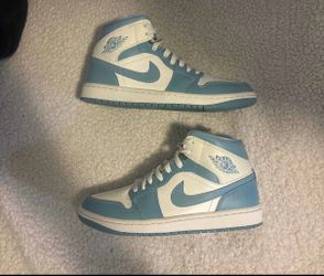 Air Jordan one mid university women’s