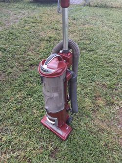 NICE SHARK NAVIGATOR BAGLESS VACUUM