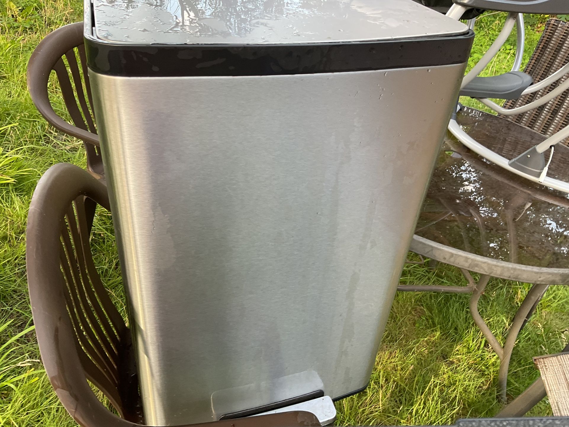 A Big Silver Kitchen , Trash Can, The Foot Doesn’t Work Well (NO SHIPPING)