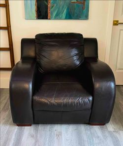 Modern Love Seat in great condition