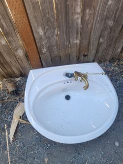 Vintage-Style White Vitreous China Pedestal Sink w/ Brass Faucet