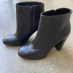 Like New - Women’s Aldo Round Toe Black Ankle boot