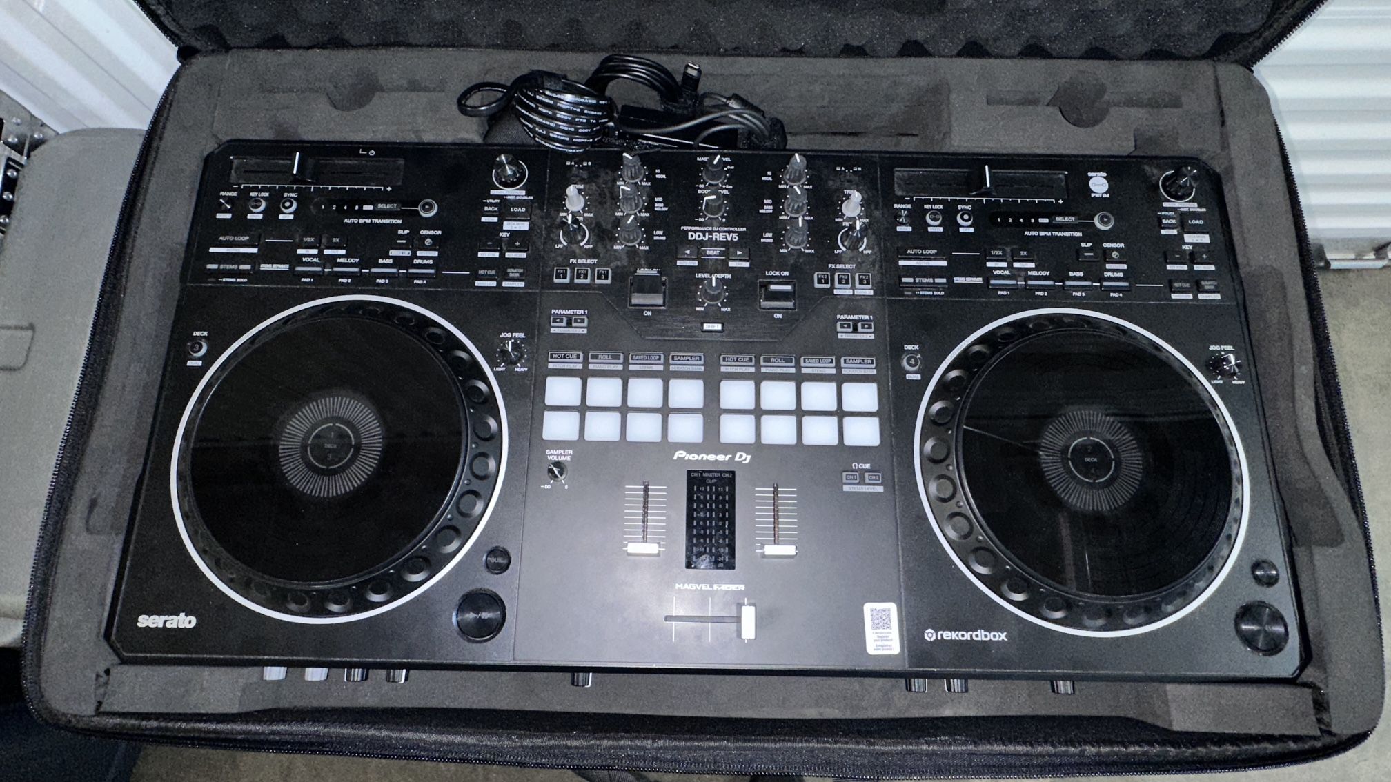 Pioneer DDJ-REV5 with ODYUSA Soft Carrying Case 