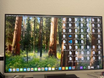 SAMSUNG M8C 32 inch monitor