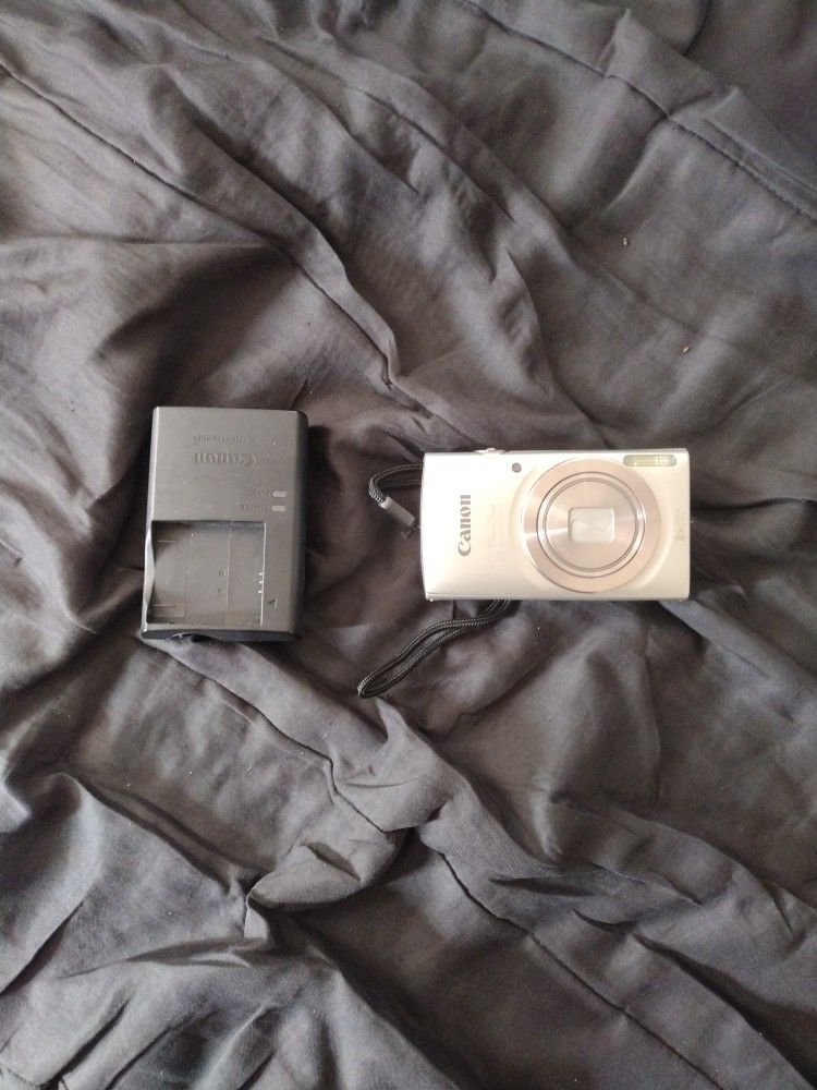Canon PowerShot Elph 180 Camera With Battery Charger