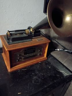 Vintage-Style Gramophone Horn Radio Player