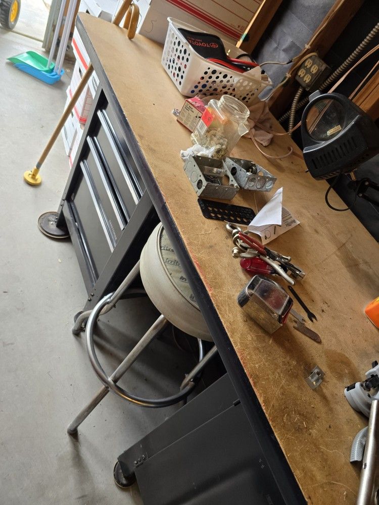 Craftsman Work Bench With Tool Box