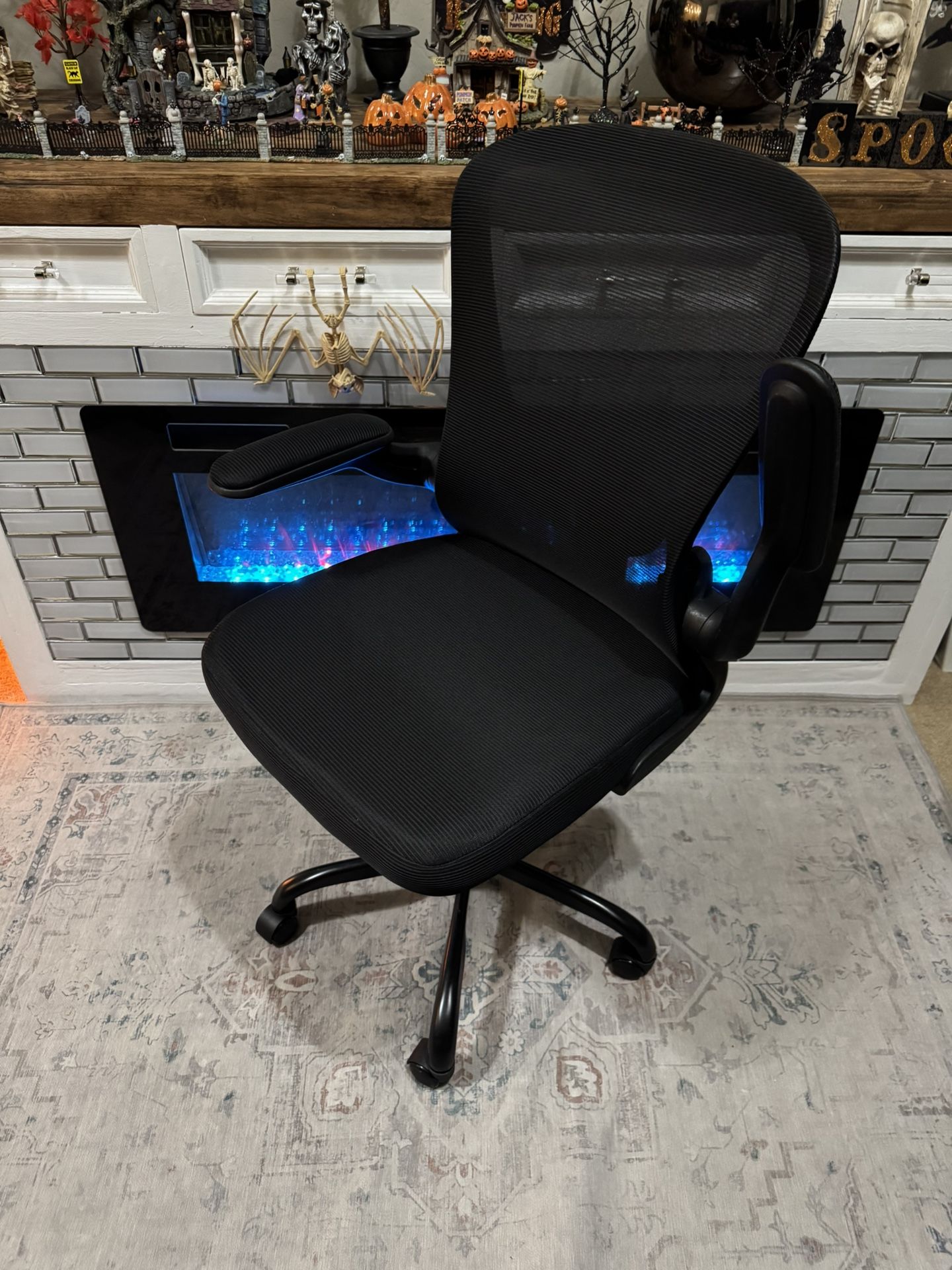 LIKE NEW**Black mesh ergonomic office desk chair