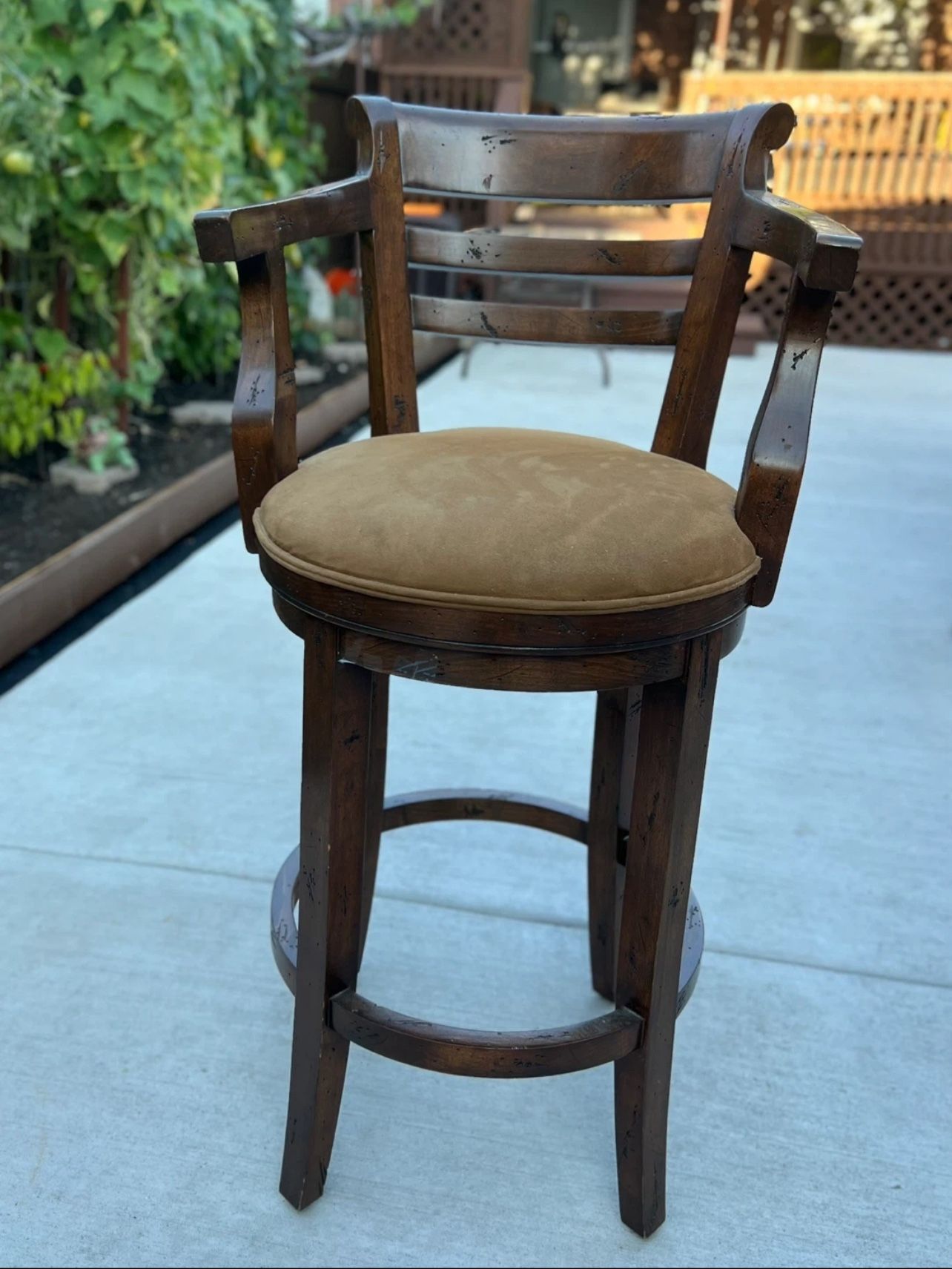 Swivel Bar Stool with Arms