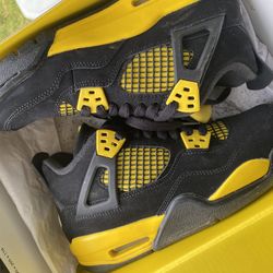 Jordan 4 “Thunder”