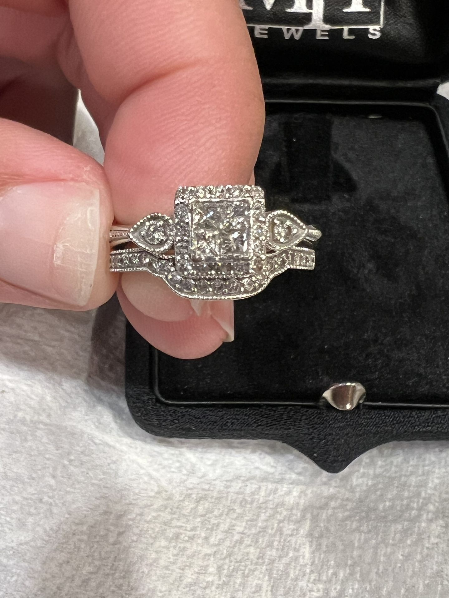Women’s Engagement Ring And Wedding Band