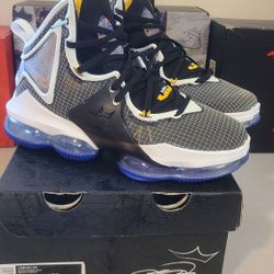 2022
Nike LeBron 19 'Graduate' Men's Size 8