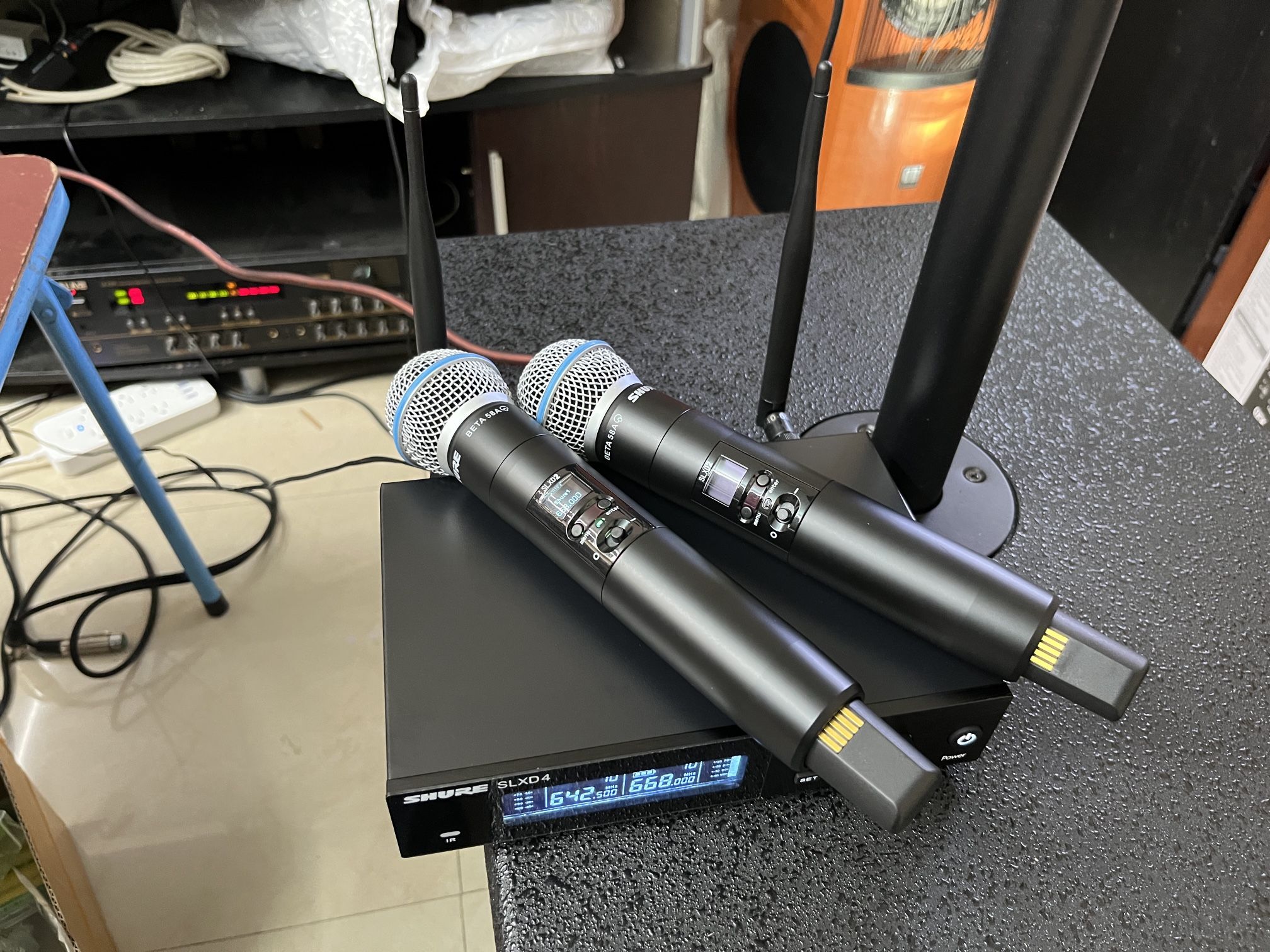 Profesional Receiver, 2 Beta 58A Wireless Metal Heavy Microphones System ππ