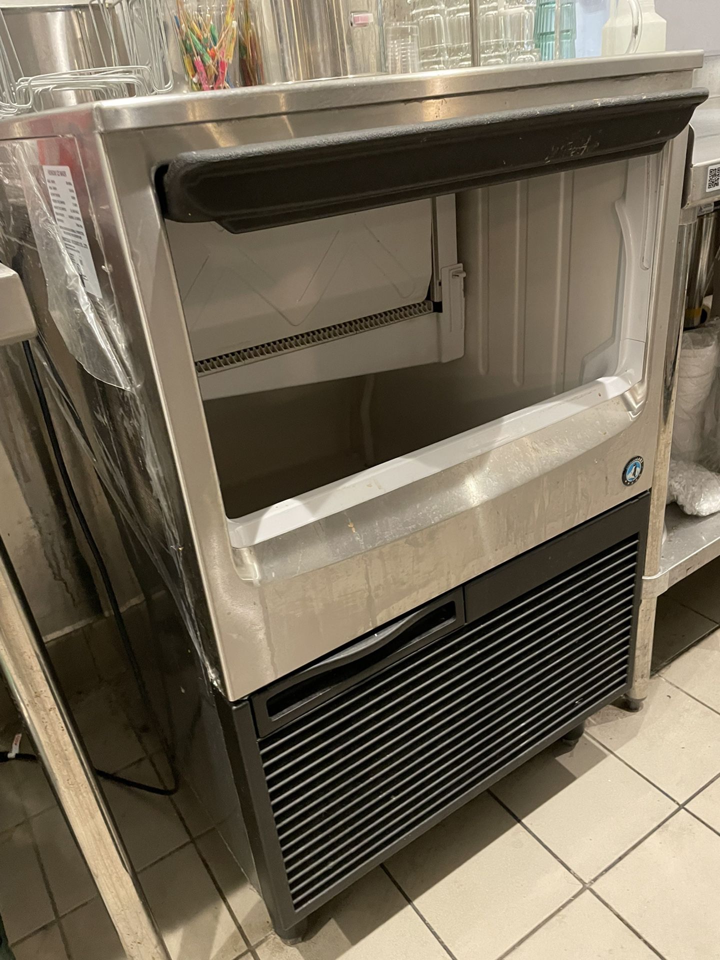 Hoshizaki KM-160BAJ, Ice Maker, air-cooled, Self Contained, Built in Storage Bin commercial restaurant used