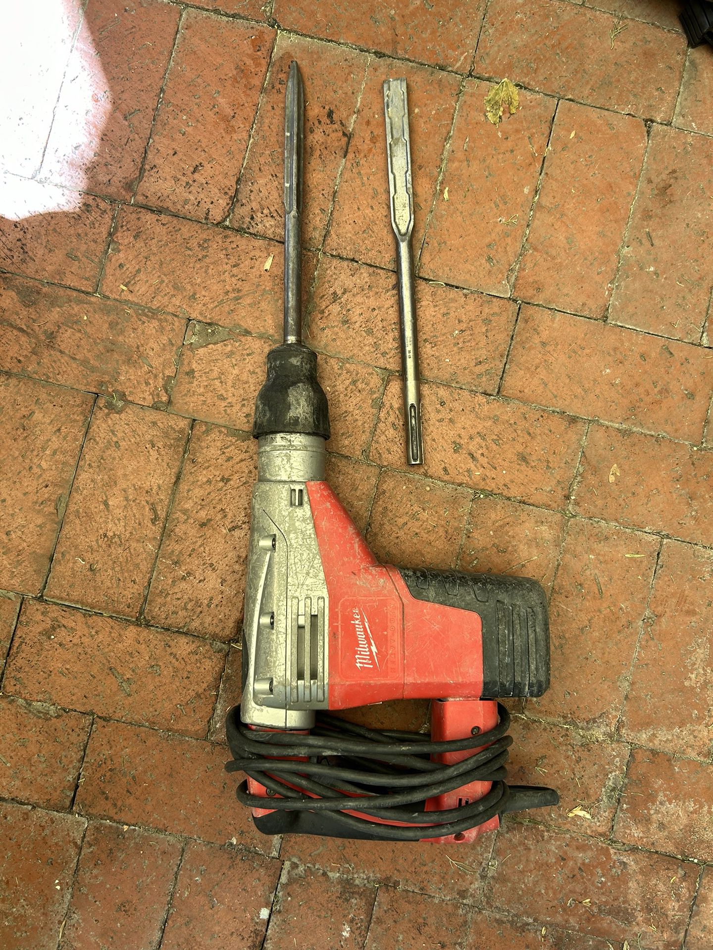 Milwaukee Demolition Hammer (With 2 Chisels)