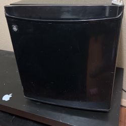 G&E Mini Fridge 
