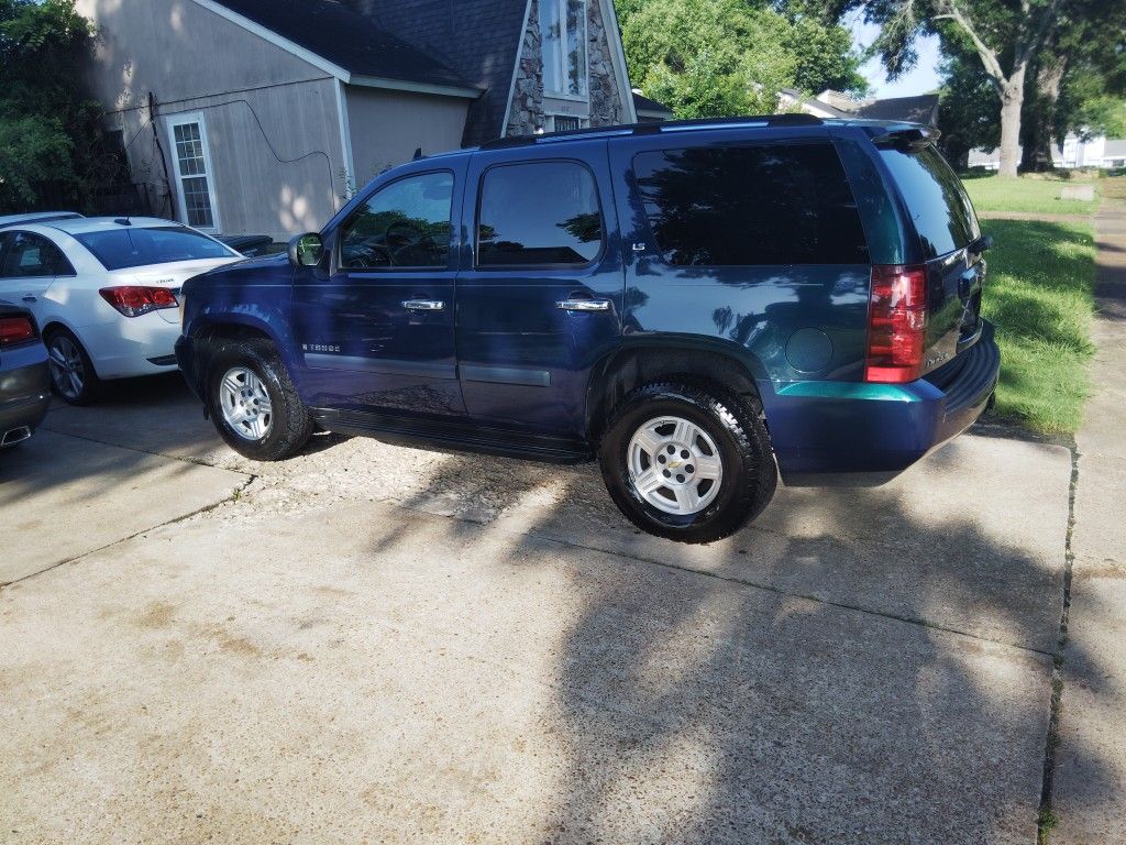 2007 Tahoe Crate motor 5.3. Low Miles On Motor Runs Good. 3rd Row Seats