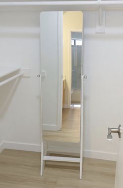 Body length mirror and jewelry case