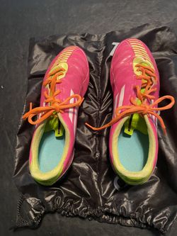 Women’s Size 9 Soccer Cleats