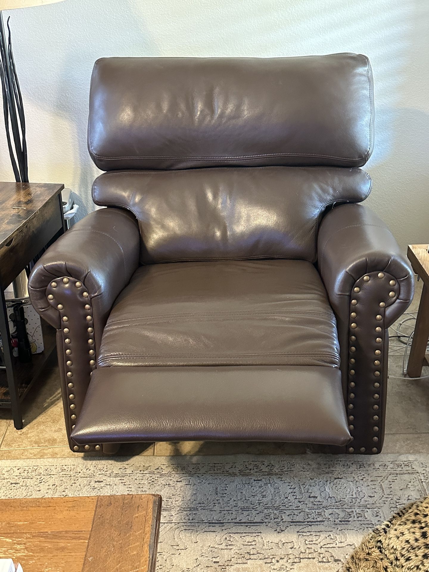 "Beautiful Leather Recliner - Excellent Condition!", "Comfortable Brown Leather Recliner for Sale", "Luxury Leather - From Arizona Leather 