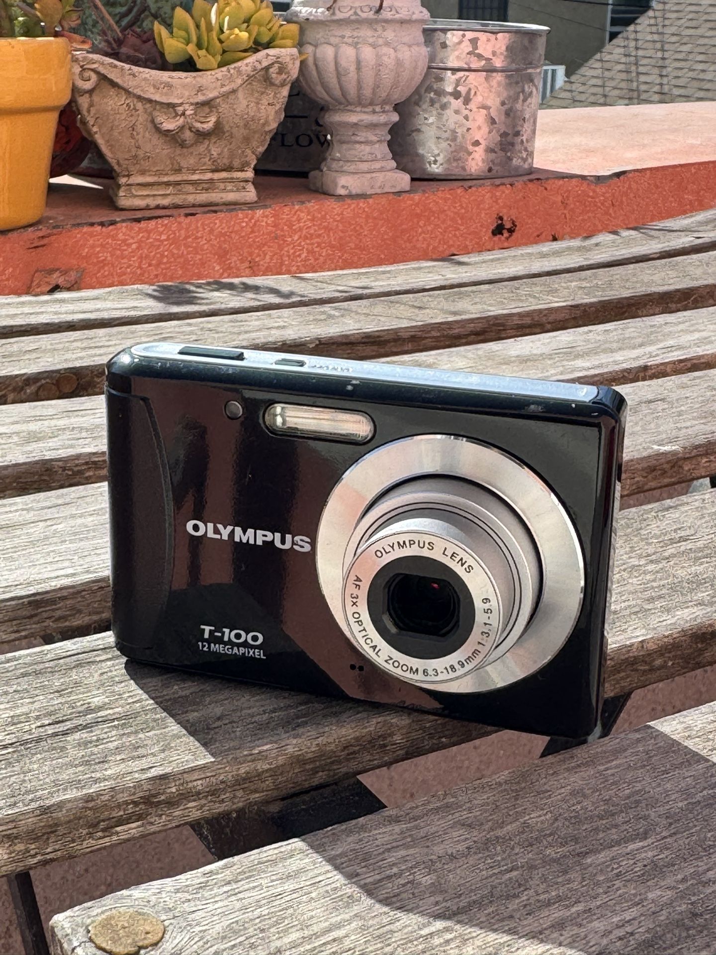 Vintage Olympus T100 - Y2K Digicam Black