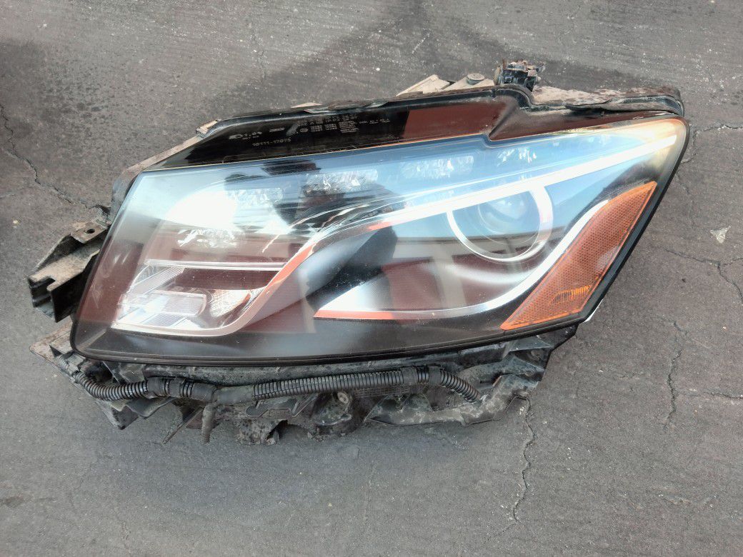 2009-2012 Audi Q5 Headlight Xenon Hid Adaptive With Light Bulbs And Assembly.