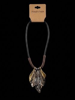 A Touch of Style Leaf Pendant Necklace