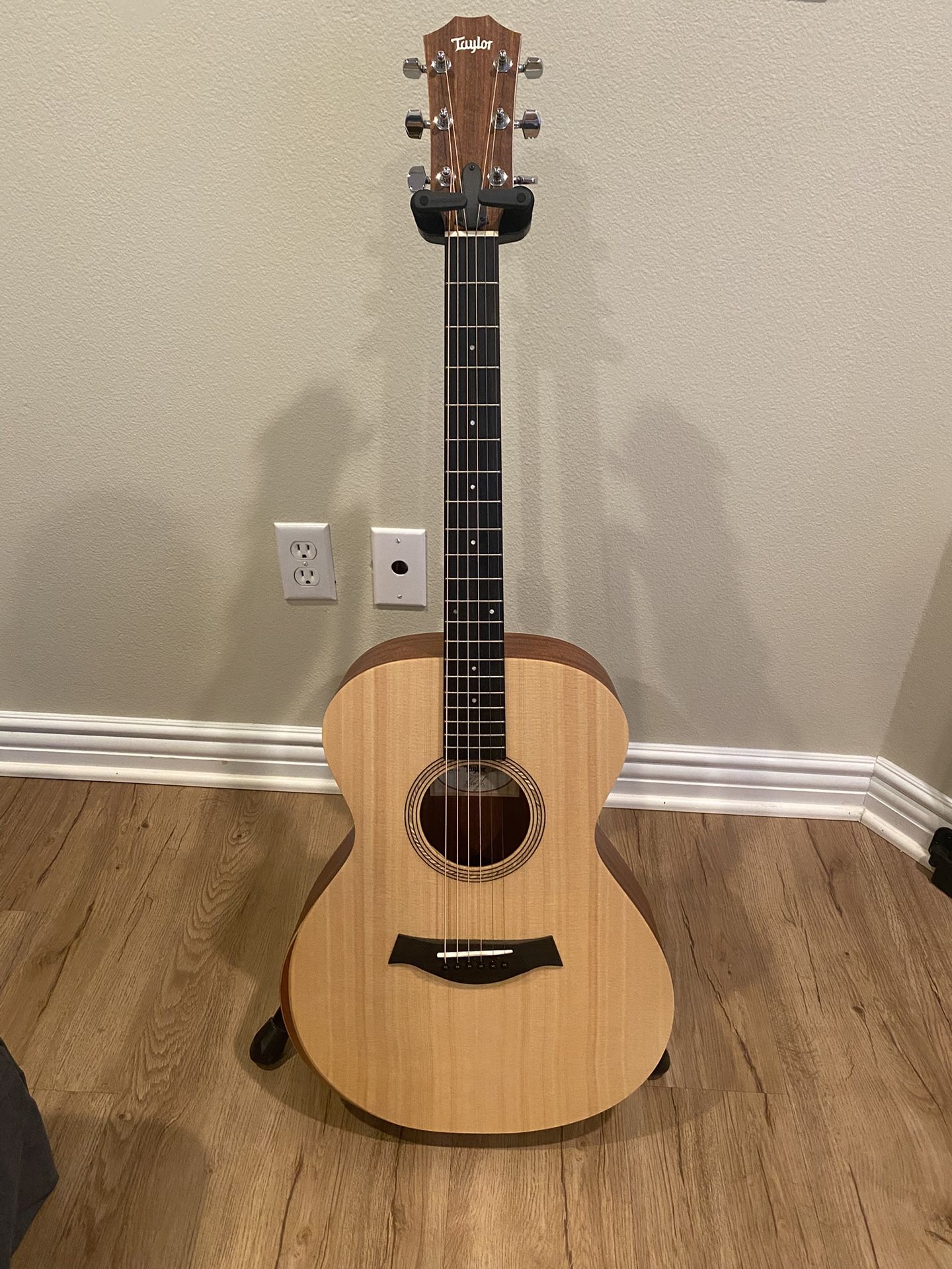 🎸 Taylor 12e Acoustic-Electric Guitar – Like New!
