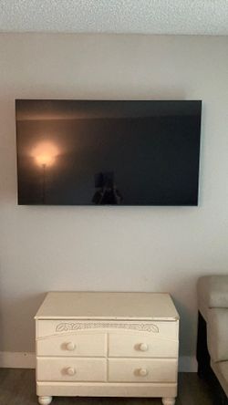 Smart UHD LED  55’ SAMSUNG TV with wall mount