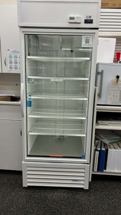 Arctic Air AGR23 27" One Section Glass Door Reach-In Refrigerator, Single Door, 23 Cubic Feet, 115v