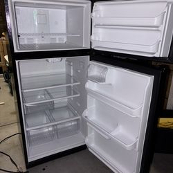 Frigidaire 18 cu ft Top-Freezer Refrigerator – Works Great, Clean, Black