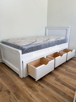Twin Solid Wood Bed With 3 Drawers And Mattress $600