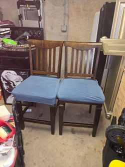 2 BAR STOOLS