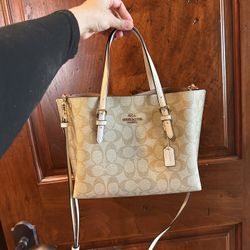 SIGNATURE MOLLIE 25 COACH BAG 