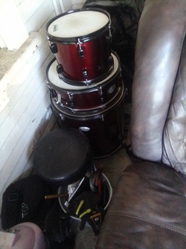 5 Piece Pearl Drum Set