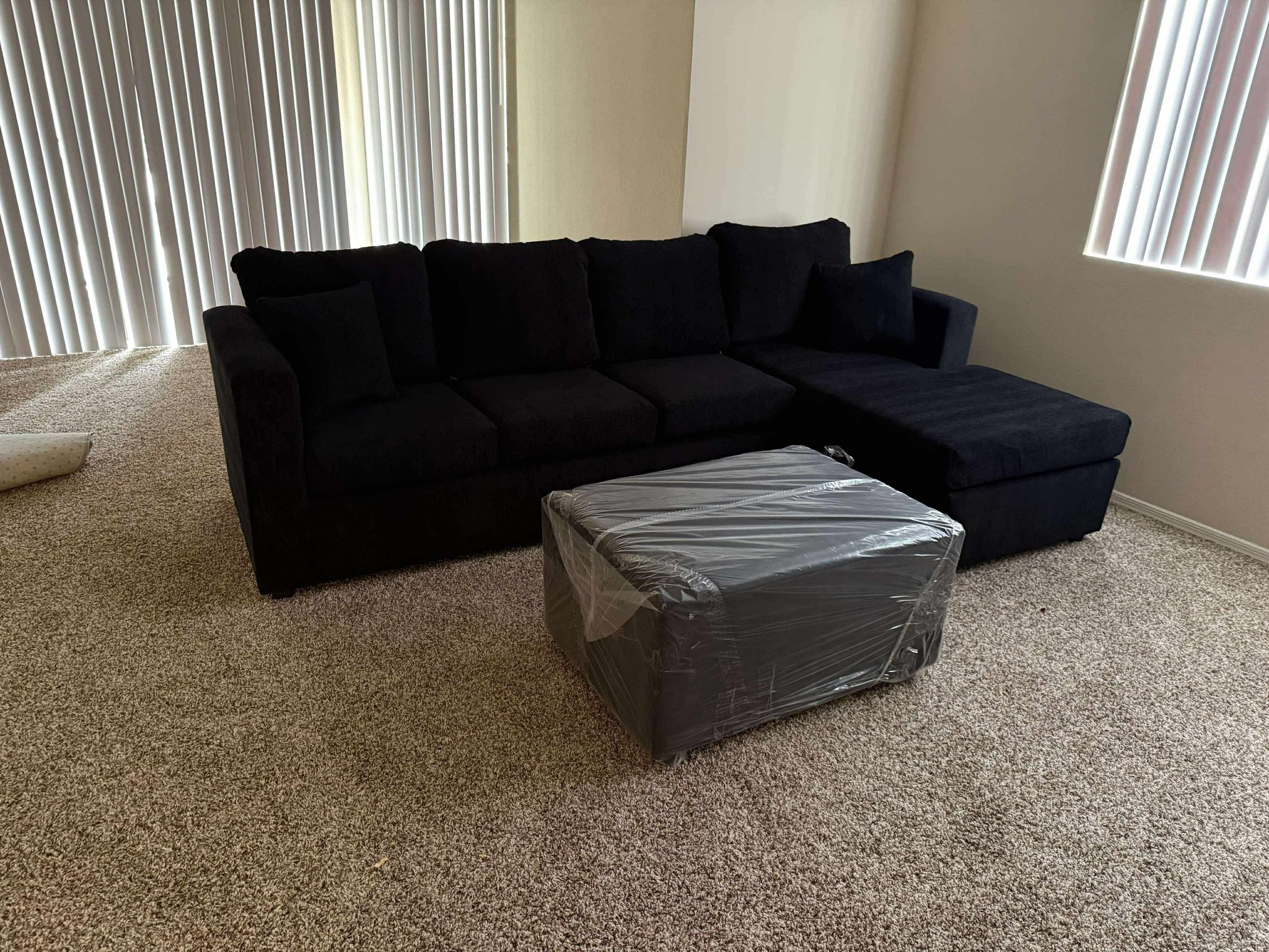 💥Brand New 💥 Black Sectionals With Free Ottoman