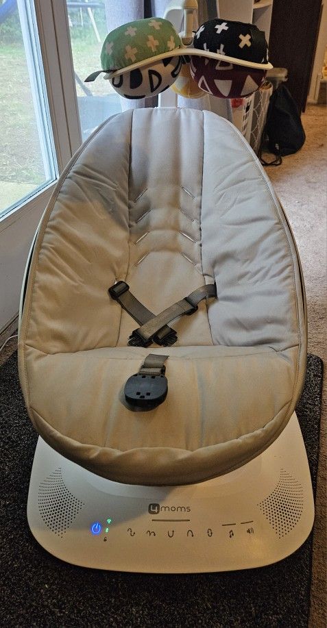 Like New 4Moms Mamaroo, Bluetooth And Wifi