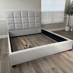 New Bernhardt king Bedframe 