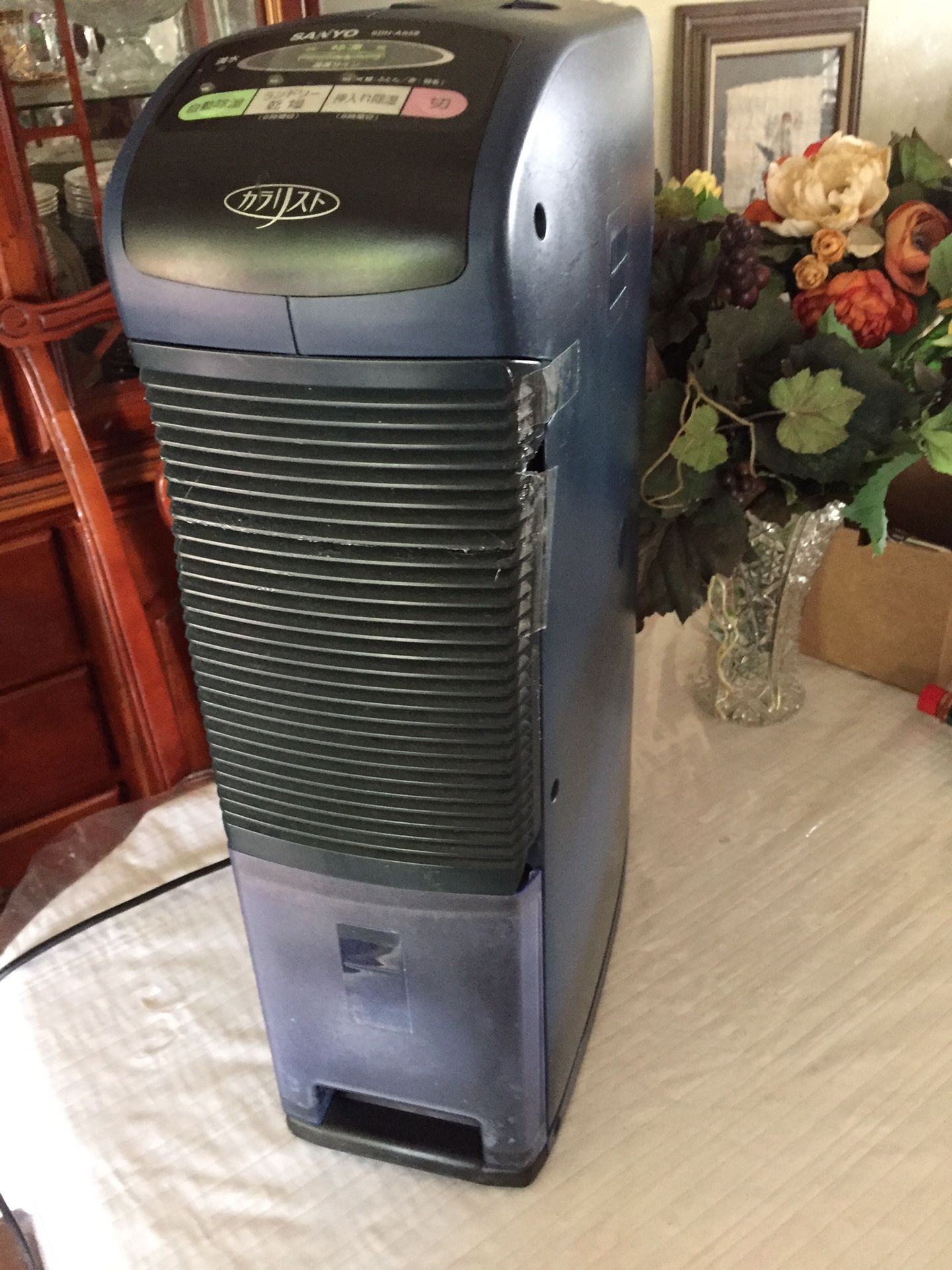 Sanyo DEHUMIDIFIER SMALL SIZE MADE IN JAPAN WORKS PERFECTLY