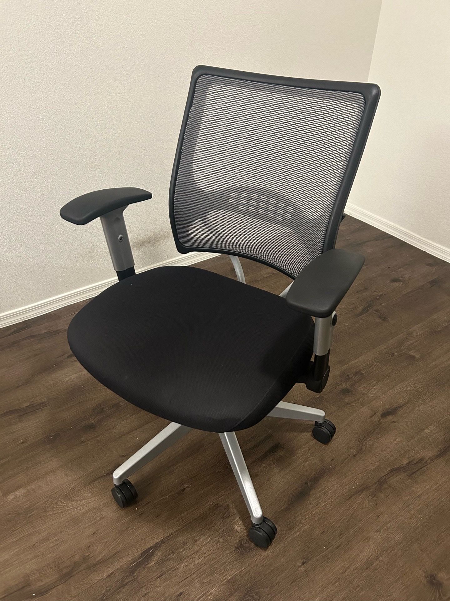 Office Chair - Adjustable Height - Super Comfortable