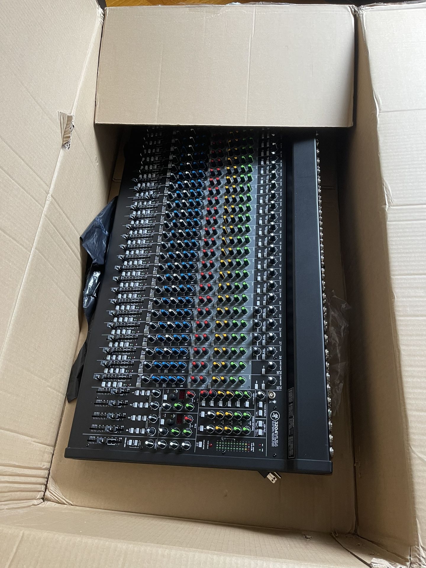 I Sale This New Mixer Mackie 32 Chanels