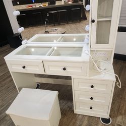 White Vanity With Stool And Lights
