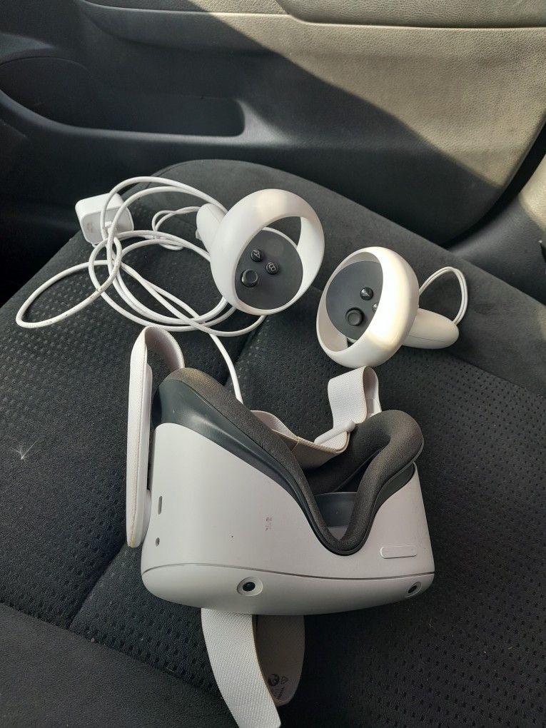 Meta QUEST 2 Headset . Comes With Charger.