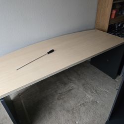 Free Desk To A Good Owner.