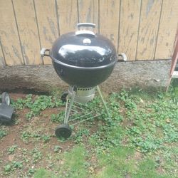 Weber: Charcoal Grill: With Thermometer 