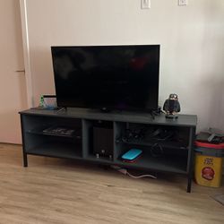 TV stand suitable for TVs up to 75'