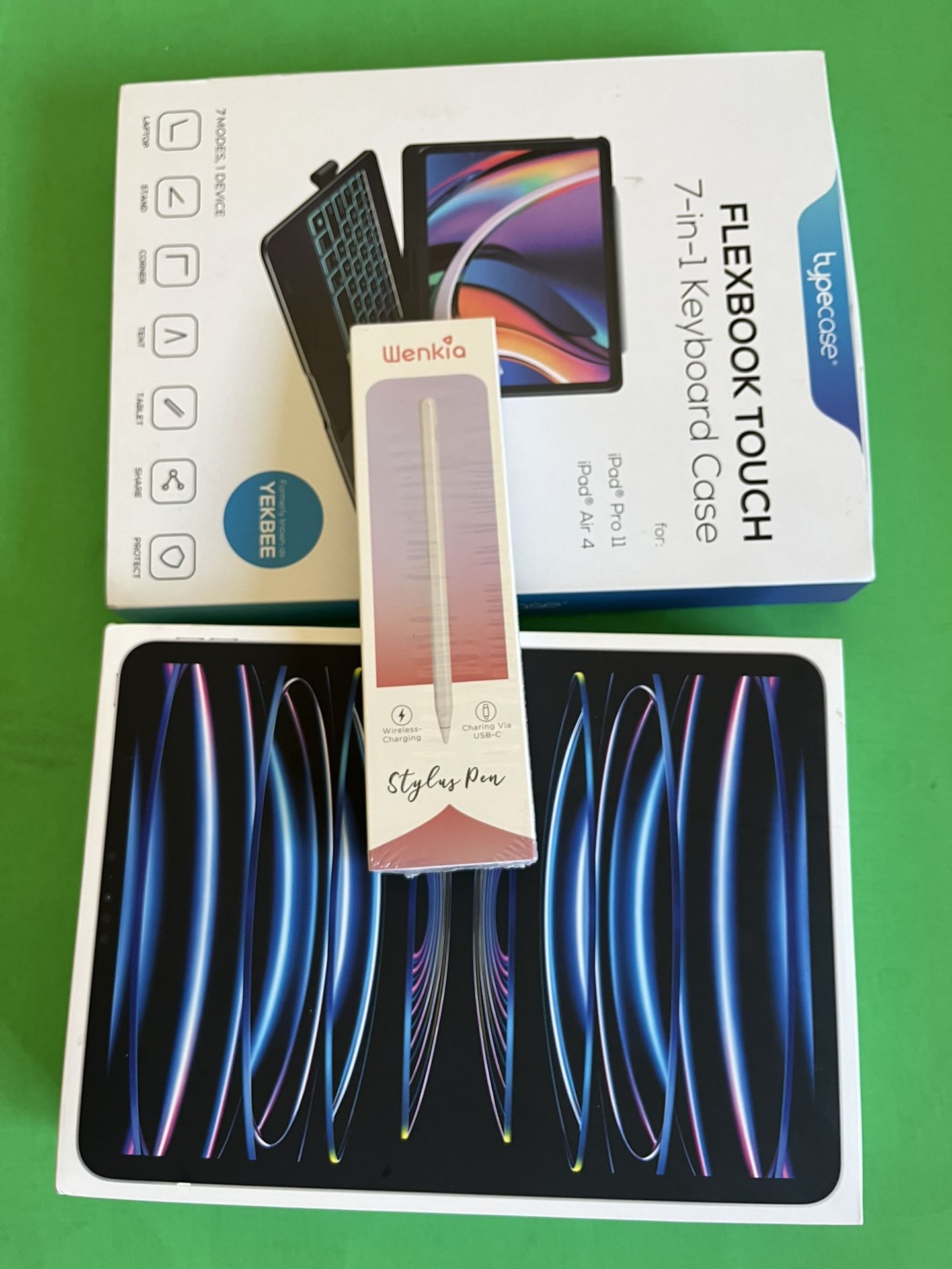 Apple iPad Pro 11 (2022 Model / M2 Chip) 256GB with keyboard case and pencil. Like new