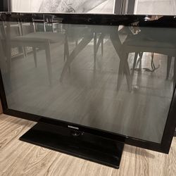 Samsung Plasma TV w/ stand 